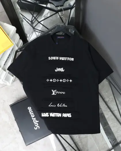 包邮 LOUIS VUITTON/路易威登SS24贴布印花刺绣多拼款式短袖T恤 -面料采用320G 100%纯棉双纱面料 同缸定染特种加粗32支双股1X1螺纹克纯棉面料,保证舒适性同时透气冰爽的同时又不透底!面料上身有型弹性不紧绷日常通勤运动统统yyds -肩膀采用双针车线跨缝工艺后领口处采用纯棉拉条提升了后颈接触的舒适度布面干净.布纹清晰,柔软舒适 - 全套定制的原版辅料,吊牌,洗水,主唛,防潮纸统统安排到位.版型釆用OS宽松落肩版型.男女同款 Louis Vuitton,法国路威酩轩集团-LVMH旗下品牌,著名奢侈品箱包和皮具品牌,百余年的传奇经典,全球时尚旅行艺术的精致象征.印有“LV”标志这一独特图案的交织字母帆布包,伴随着丰富的传奇色彩和雅典的设计而成为时尚之经典.延续至今,不论后来延伸出来的皮件、丝巾或手表、笔、服装,都是以崇尚精致、品质、舒适的“旅行哲学”,作为设计理念. 颜色:黑色 白色 尺码表:图9